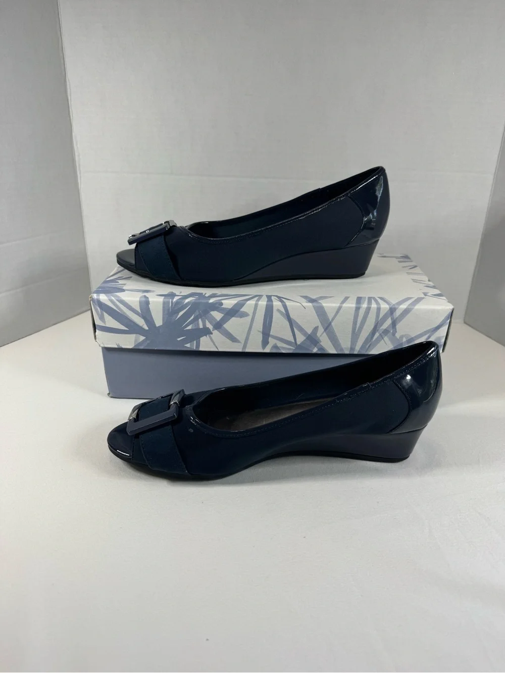 Abella Berri Navy Blue Wedge Peep Toe Heels Size 8.5 New In Box Patent Trim Pump